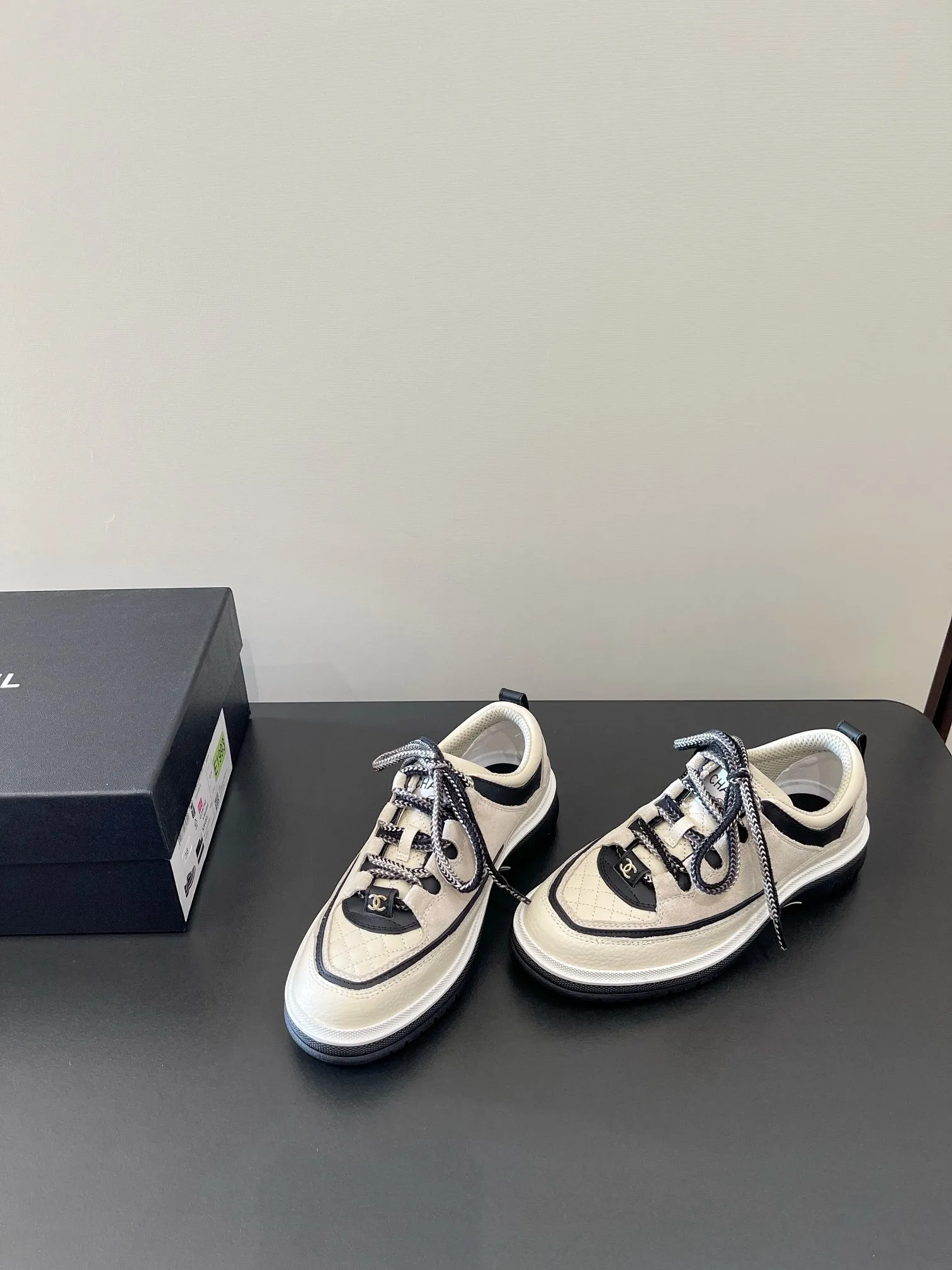 👟👟Ex-factory price 560👟👟 𝐂𝐇𝐀𝐍𝐄𝐋 Chanel's latest diamond lace sports sneakers in new colors ✔️ Full cowhide leather surface. The new color matching fabric adds many elements to make it look very delicate. When you put it on, your legs will become longer in seconds. The authentic replica of the counter. The upper part can be said to be really super good! Size: 35-41 original packaging